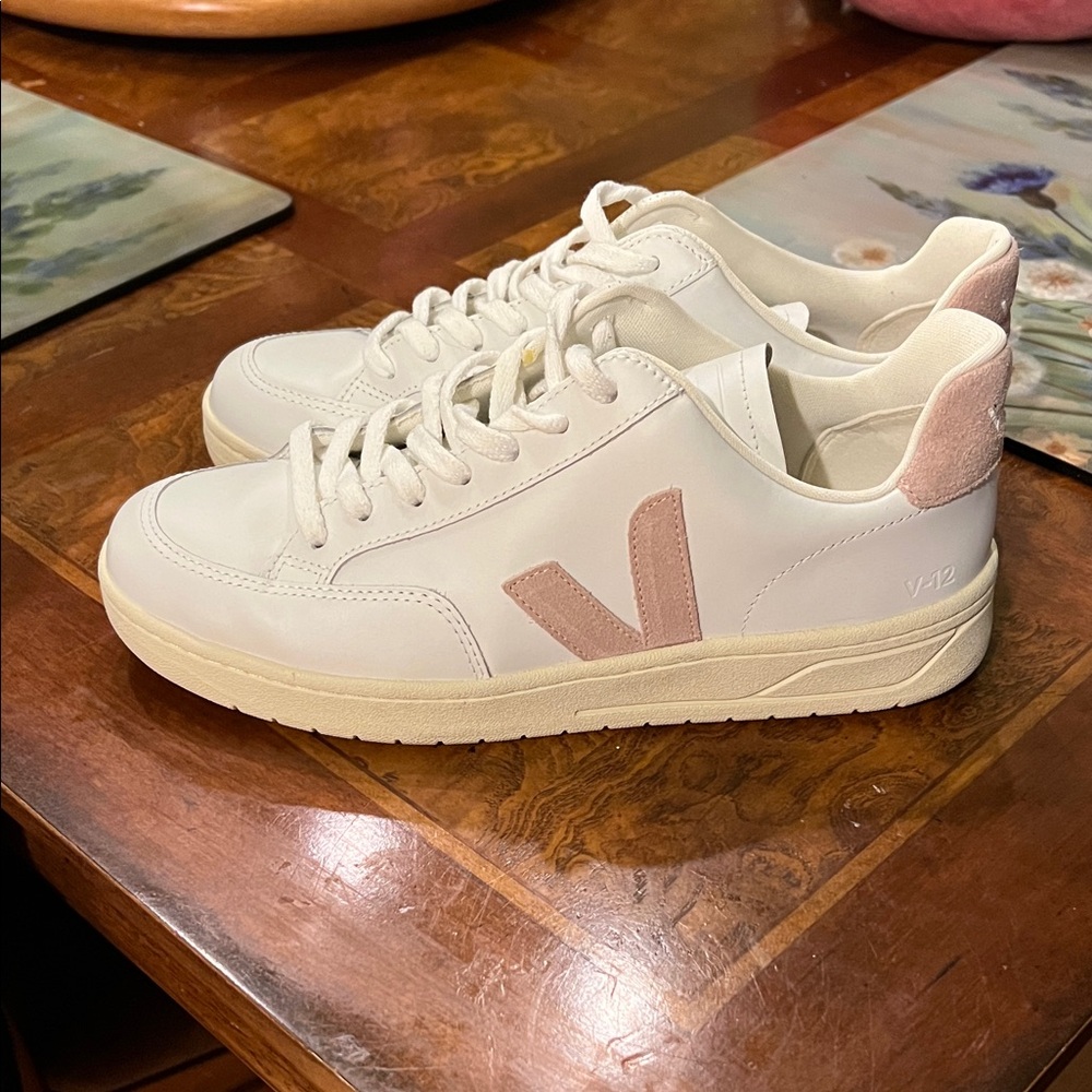 Veja V-12 LEATHER WHITE BABE